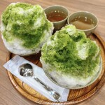 伊勢名物 赤福 - 料理写真:赤福氷とサービスの熱茶