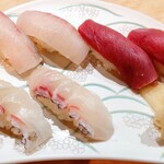 東京亭 - 握り寿司（鯛（皮付き）・中トロ・ワカナ（ブリ））①