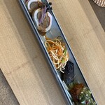 放鬆 - 柔らかいごぼうを巻いた鶏肉、豆腐干、大根餅の前菜。大根餅温かかった。