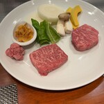 神戸プレジール - 左がもも肉80g。右がサーロイン80g