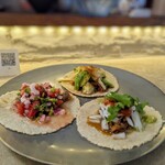 凹凸TACOS - 料理写真:メヒカーナタコス、アボカドと焼きチーズタコス、タコス（プレーン）