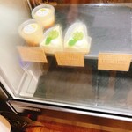 おやつカフェ ホリック - ショーケース　プリンとマスカットレアチーズ、桃パンナコッタ以外は売り切れていました、、、！