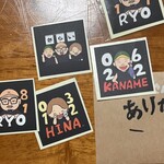 居酒屋 さらい - かわいいステッカーです。　店長ｻﾝもkanameｻﾝも今日のキャップそのまんま。