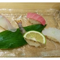 鮨割烹やま中 - トロ・車海老・タイ・烏賊・・このお値段で最初にこの品々が出されたことにビックリ。