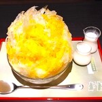 三日月氷菓店 - ふわっふわ～のかき氷は、黄色のシロップがたっぷりかかっている～!!( ^o^)ﾉ 