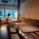 三日月氷菓店 - 店内の様子～!! 手前にテーブル10席、奥にカウンター4席～!!( ^o^)ﾉ