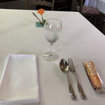 雲仙観光ホテル・メインダイニング - 食卓には不思議なスプーンとかわいい花