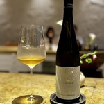 entre nous - ロイマーのグリューナー・ヴェルトリーナー。
      これは見事なペアリング！
      アワビの肝にワインを合わせるのは難しいと思いますが、10年熟成の熟成香が、上手にバランスを整えています。
      素晴らしい。