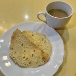 ニサン - 無料のお通し(パパド＆カレー味のスープ)♪