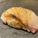 鮨酒場てっぺい - しまあじ（おまかせ五貫握り）