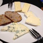 プティ サレ - チーズプレートとドライフルーツのパン