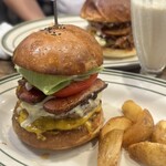 マンチズ バーガー シャック - バーベキューベーコンダブルチーズバーガー ¥2980