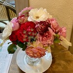 Cafe L'Abeille - 四处盛开的玫瑰