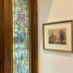 Cafe L'Abeille - 门旁的玫瑰彩色玻璃