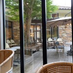 カフェ ラベイユ - 店内からテラス席を臨む