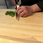 料理屋まる - 道具の手入れと技術がネギの輪切りに