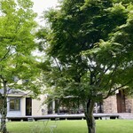 Cafe L'Abeille - 从道路上可以看到露台座位