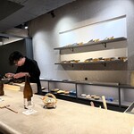 料理屋まる - 楽しそうに料理を提供してくれます