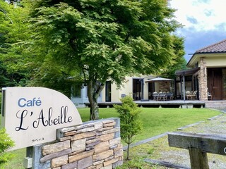 カフェ ラベイユ - エントランスからテラス席を臨む