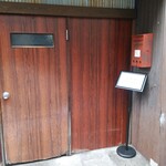 天婦羅 みやしろ - ここが入口！ポストだけでいいんだけどなぁ…（笑）