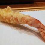 天婦羅 みやしろ - 凛としたブリッジポーズをキメる車海老選手