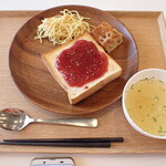 トーコーキッチン - 朝パン 苺ジャムパン スパサラダ キッシュ オニオンスープ