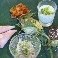CUCINA Pagina - ・前菜５種盛り
                    　モルタデッラ
                    　ゼッポリーネ
                    　鮮魚のカルパッチョ
                    　ジャガイモとブロッコリーの冷製スープ