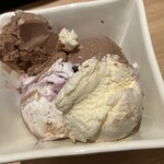 但馬屋 - アイス(チョコレート、ブルーベリーのチーズケーキ、バニラ)