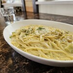 カフェ ナトゥーラ - 海老とアボカドのバジルクリームです。