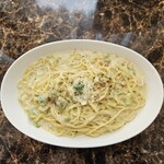 カフェ ナトゥーラ - 海老とアボカドのバジルクリーム(1300円)です。