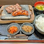 感動の肉と米 - ロースステーキ(1000円)とフランクフルト(アプリDL特典)。