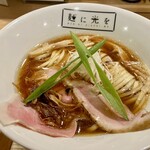 麺に光を - 店名入りの器にキレイな盛り付け