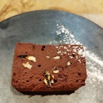 BISTRO H - チョコテリーヌ。これ、濃厚で抜群にうまい！赤ワインのお供として注文したが、やはりとっても合う！