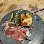 BISTRO H - 生ハムとピクルス。食後に軽く飲みたかっただけなので、少なめに盛り合わせてもらいました♪
