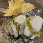 Motivo ワインと料理 - 生牡蠣。パッションフルーツのソース。これだけでおっしゃれ〜♪