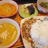 トンホム - スペシャルセット。グリーンカレー+レッドカレー+ガパオライスでサラダとスープが付いて税込み1,400円也。
