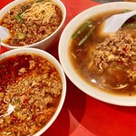 台湾料理 味仙 - 各台湾ラーメンの比較ショット。アメリカンだけは普通っぽいラーメン丼だった。（左下が娘のイタリアン、左上が娘の旦那のデフォの台湾ラーメン）