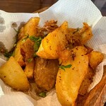 グリーンハウス - アンチョビとニンニクのガーリックポテト 650円