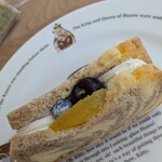 シナモンの香りの生地にクリームがよく合います