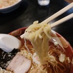 満珍亭 - 中細ストレート麺