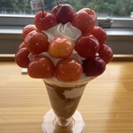 オウ ショウ カフェ - さくらんぼパフェ。今年は紅秀峰はなかったな〜