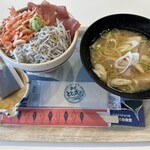 おさかな丼屋 とと丸食堂 - ３種海鮮食べ比べ丼とあら汁