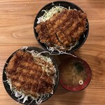 味の六白 - キャベ丼: 茶美豚 並盛り750円税込、六白黒豚 並盛り 味噌汁付き 1200円税込