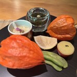 来人喜人　はぎ原 - うちわの形の器は黒と赤がありました。