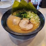 満洲園 - 家系ラーメン大盛り