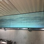 来人喜人　はぎ原 - カウンターに座ると流石富山！ガラスでできています。地薬を入れる瓶からガラス工芸が栄えたそう。