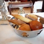 マダム・トキ - チョイスしたパンはテーブルのかわいいボウルに。