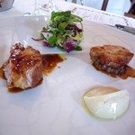 マダム・トキ - ピレネー産仔豚のロティ滑らかな根セロリとニンニクのピュレ　チョリソーのジュ