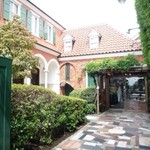 マダム・トキ - 温かみのあるエントランス