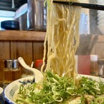 中華蕎麦 春馬 - 中太のちぢれ麺をリフトUP⤴️